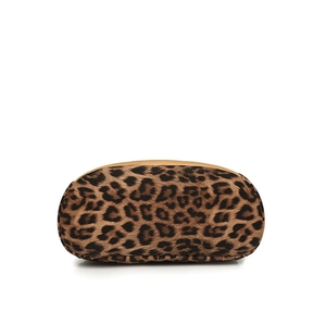 Gros plan sur la texture léopard du sac avec fourrure synthétique et surpiqûres de qualité