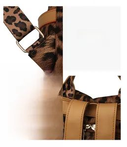 Détail d'un sac à dos léopard montrant des boucles dorées et des coutures renforcées