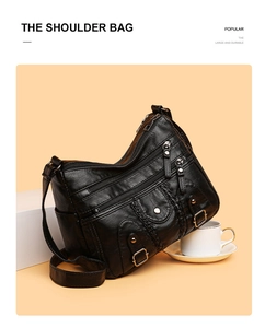 Gros plan d'un sac bandoulière vintage en cuir lavé avec fermetures éclair multiples