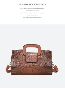 Braune Handtasche mit Krokodilprägung, quadratischen Griffen und goldenen Metallbeschlägen