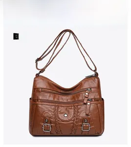 Vue avant du sac bandoulière en cuir PU marron avec plusieurs poches zippées