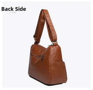 Vue détaillée du dos d'un sac à bandoulière en cuir marron avec poche zippée