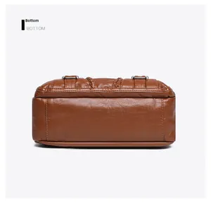 Vue détaillée du fond du sac bandoulière en cuir souple marron avec coutures soignées