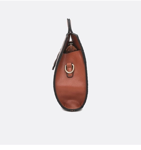 Seitenansicht der braunen Handtasche aus Leder mit goldener D-Ring-Halterung und Ölkante