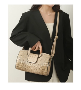 Details der khakifarbener Handtasche mit Krokodilmuster und abnehmbarem Gurt