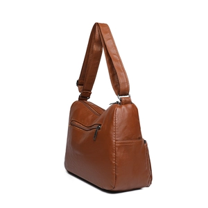 Sac bandoulière marron en cuir souple avec plusieurs poches zippées et sangle large