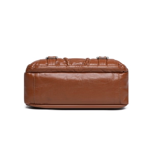 Sac bandoulière en cuir lavé marron avec texture vintage et coutures tressées