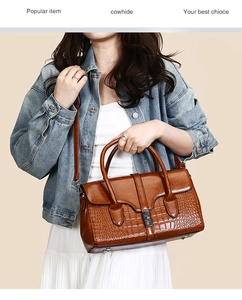 Sac à main marron vintage gaufré crocodile avec boucle en métal porté par un mannequin