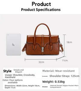Détail d'un sac à main motif crocodile avec dimensions et iPad pour comparaison de taille