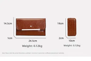 Vue détaillée de la pochette en cuir verni marron et du portefeuille à motif crocodile