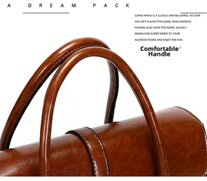 Détail du sac en cuir verni marron montrant les doubles poignées et la texture gaufrée
