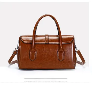 Détail d'un sac à main rétro en cuir verni marron avec texture brillante et anses rondes