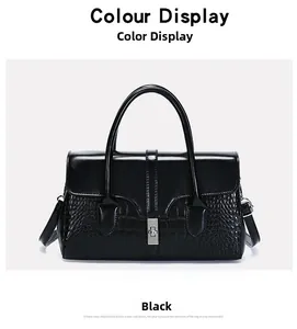 Détail du sac en cuir verni noir avec motif crocodile gaufré et fermoir en métal argenté