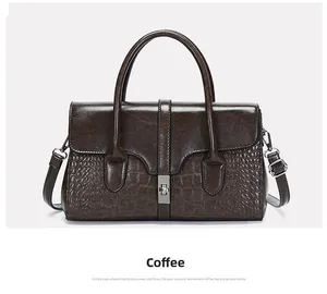 Détail du sac à main en cuir marron café embossé avec fermoir rotatif argenté et anses