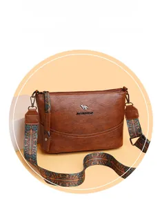 Detail der braunen Satteltasche mit Litschi-Muster und böhmischem breitem Schultergurt