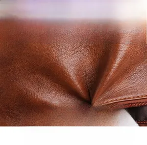 Detail der braunen Vintage-Tasche mit weichem, atmungsaktivem und kratzfestem Ledermaterial