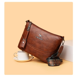 Detail der braunen Vintage-Beuteltasche mit besticktem geometrischem breitem Schultergurt