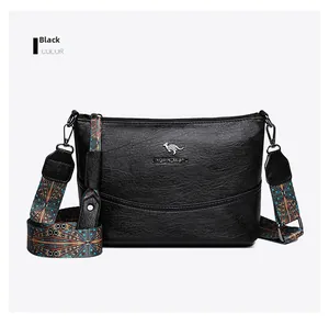 Detail der schwarzen Beuteltasche aus Leder mit buntem Ethno-Schultergurt