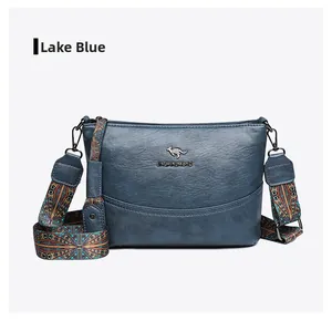 Detail der seeblauen Beuteltasche mit Litschi-Textur und Schultergurt im Ethno-Stil