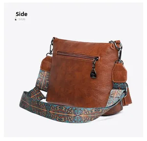 Detailaufnahme der braunen Bucket Bag mit buntem Webgurt und Reißverschlussfach hinten