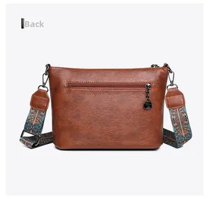 Detailansicht der braunen Vintage-Beuteltasche Rückseite mit Reißverschluss und Ethno-Gurt