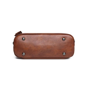Boden der braunen Eimer-Tasche mit Vintage Lederstruktur und schützenden Metallfüßen