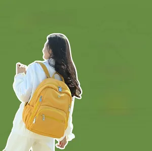 Détail du sac à dos en nylon imperméable léger avec fermetures éclair argentées