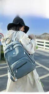 Détail de la bandoulière ergonomique tissée d'un sac à dos bleu en nylon imperméable