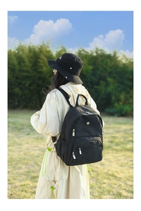 Vue extérieure d'un sac à dos léger en nylon noir avec poches multiples sur mannequin