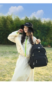 Détails du sac à dos noir en nylon imperméable avec son chapeau bob outdoor assorti