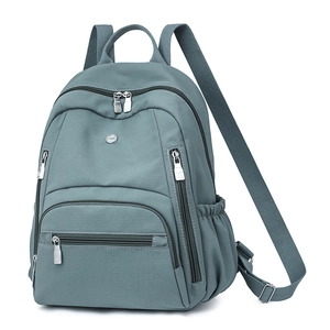 Sac à dos léger en nylon imperméable bleu-gris avec un design fonctionnel multi-poches