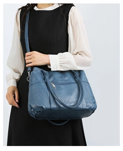 Détails du sac à main en cuir souple bleu avec doubles poignées et bandoulière réglable