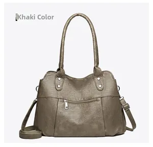 Détail du grand sac cabas kaki avec bandoulière réglable et texture en cuir mat
