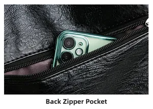 Détail de la poche zippée arrière d'un sac en cuir noir contenant un téléphone portable