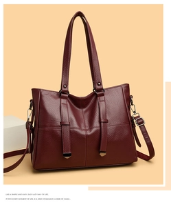Détail du sac cabas bordeaux en cuir PU avec garnitures métalliques et bandoulière