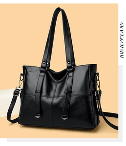 Détail du sac cabas en cuir noir grainé avec boucles argentées et bandoulière amovible