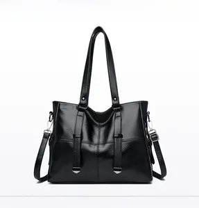 Vue détaillée du sac cabas en cuir grainé noir avec détails métalliques argentés