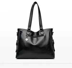Détail du dos du sac fourre-tout noir avec poche zippée horizontale en métal