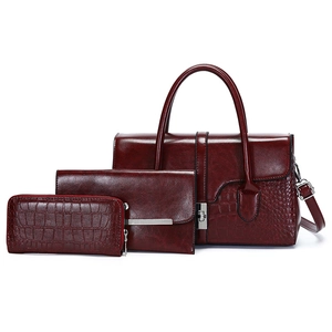 Set di tre borse rosso scuro vintage con trama a coccodrillo e dettagli metallici argento