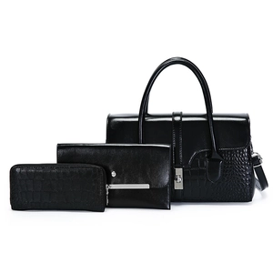 Set di tre borse in pelle lucida nera con goffratura a coccodrillo e tracolla staccabile