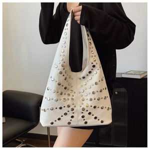 Detailansicht der weißen Hobo-Tasche mit dekorativen Silbernieten und großem Fassungsvermögen
