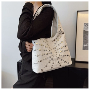 Detailansicht der weißen Leder-Hobo-Tasche mit silbernen Nieten an einem Modell
