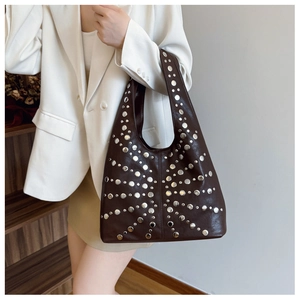 Nahaufnahme der braunen Vintage-Eimertasche mit silbernen Metallnieten-Dekorationen