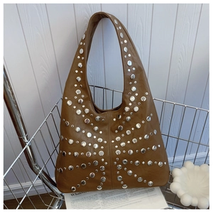 Detail einer braunen Hobo-Tasche mit Sternenmuster aus Nieten im silbernen Metallkorb