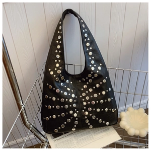 Detail der schwarzen Punk-Schultertasche mit silbernen Nieten und großem Hobo-Volumen
