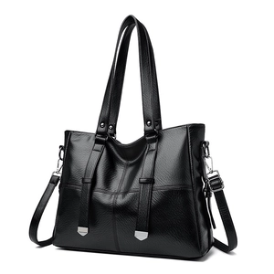 Sac fourre-tout classique en cuir noir avec deux poignées et détails en métal argenté