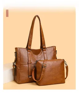 Détail de l'ensemble sac cabas et sac bandoulière marron foncé en similicuir texturé et métal