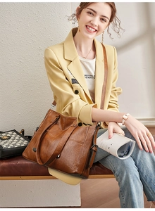 Vue détaillée du sac cabas en cuir ciré marron avec bandoulière et boucles métalliques