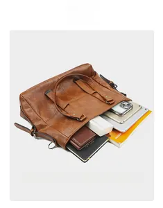 Grand sac cabas marron en similicuir montrant la capacité de rangement pour tablette et livre