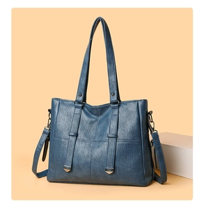 Détail du sac cabas bleu marine avec texture litchi et finitions métalliques argentées